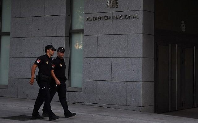 Illustration - Des policiers espagnols marchent devant un tribunal de Madrid, le 22 août 2017 (Crédit : AFP Photo/Gabriel Bouys)