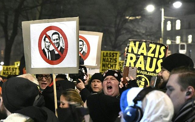 Photo d'illustration : Les manifestants tiennent des pancartes aux visages du chancelier autrichien Sebastian Kurz (à gauche) et  Heinz-Christian Strache,  président du FPÖ d'extrême-droite, lors d'un rassemblement organisé au premier anniversaire de la coalition gouvernementale formée entre les conservateurs et le parti de la Liberté d'extrême droite, le 15 décembre 2018 (Crédit : AFP/APA/HANS PUNZ)