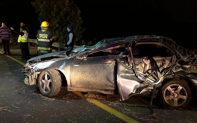 Photo d'Illustration : Une voiture dans laquelle deux personnes sont mortes et trois autres ont été blessées lors d'un accident près de Kiryat Gat, le 7 décembre 2018 (Crédit : Porte-parole de la police)