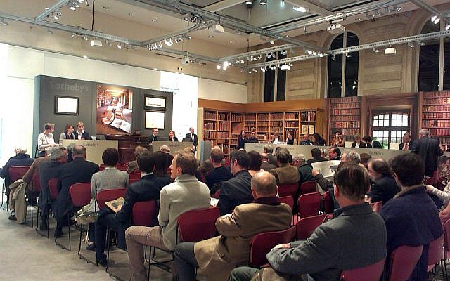 Illustration ; une vente aux enchères à la maison Sotheby's à Paris. (Crédit : Wikimedia Commons)