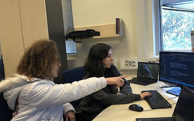 Ayelet Ganot (à gauche) et Roni Ashkenazi, des participantes au programme de service national Carmel 6000, travaillent sur une application destinée à aider les enfants autistes à faire face aux changements. (Sam Sokol/JTA)