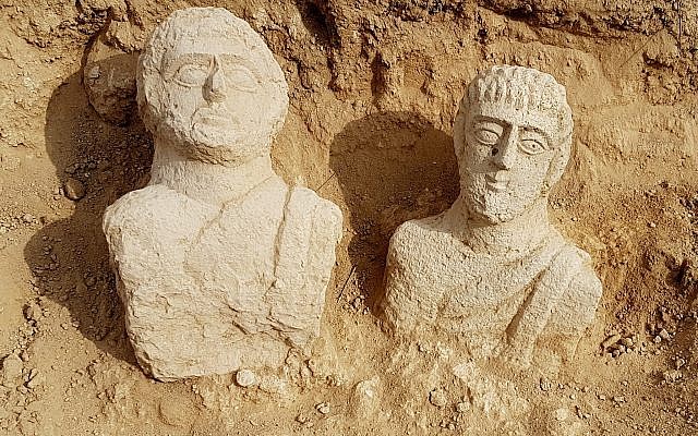 Ces deux bustes funéraires en calcaire ont été découverts après les fortes pluies du mois de décembre dans la région de Beit Shean par une randonneuse (Crédit :  Eitan Klein, Autorité israélienne des antiquités)