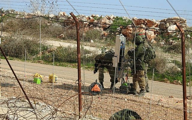 Des soldats israéliens installent des équipements près de la ville de Meiss al-Jabal, dans le sud du Liban, le 5 décembre 2018, selon l'organisation terroriste du Hezbollah. (Médias militaires du Hezbollah)
