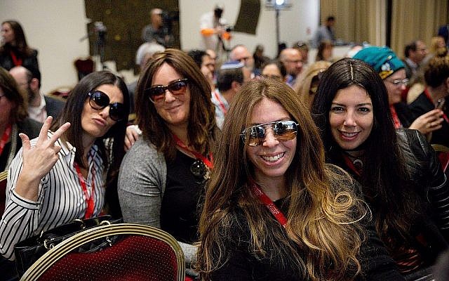 Un groupe de blogueuses participant au Sommet des médias juifs, à la Résidence du président, le 28 novembre 2018. (Laura Ben-David) Un groupe de blogueuses participant au Sommet des médias juifs, à la Résidence du président, le 28 novembre 2018. (Laura Ben-David)