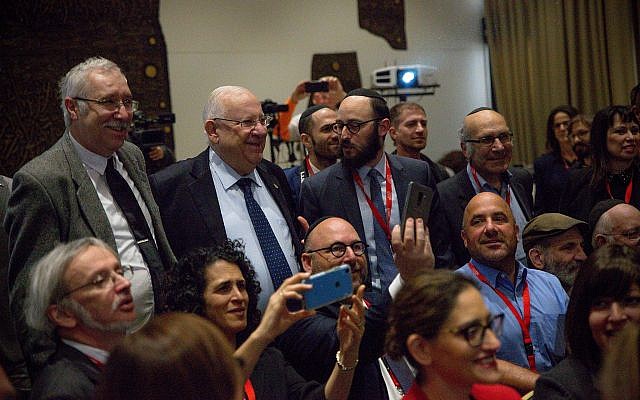 Le président israélien Reuven Rivlin avec une foule de journalistes et de blogueurs qui ont participé au Sommet des médias juifs, à la résidence du président, le 28 novembre 2018. (Laura Ben-David) Le président israélien Reuven Rivlin avec une foule de journalistes et de blogueurs qui ont participé au Sommet des médias juifs, à la résidence du président, le 28 novembre 2018. (Laura Ben-David)