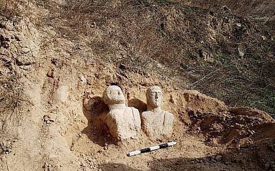 Ces deux bustes funéraires en calcaire ont été découverts après les fortes pluies du mois de décembre dans la région de Beit Shean par une randonneuse (Crédit :  Eitan Klein, Autorité israélienne des antiquités)