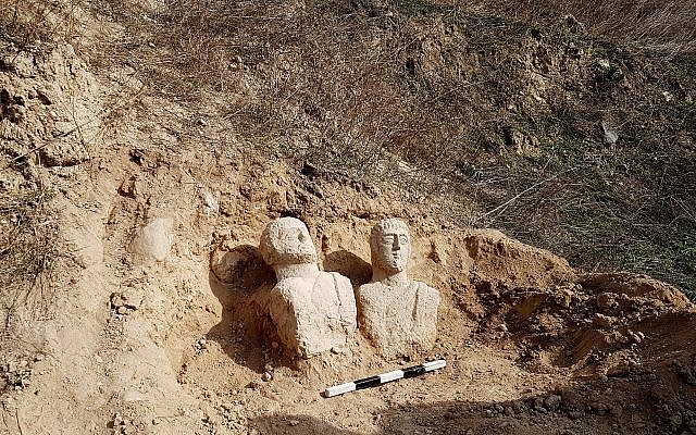 Ces deux bustes funéraires en calcaire ont été découverts après les fortes pluies du mois de décembre dans la région de Beit Shean par une randonneuse (Crédit :  Eitan Klein, Autorité israélienne des antiquités)