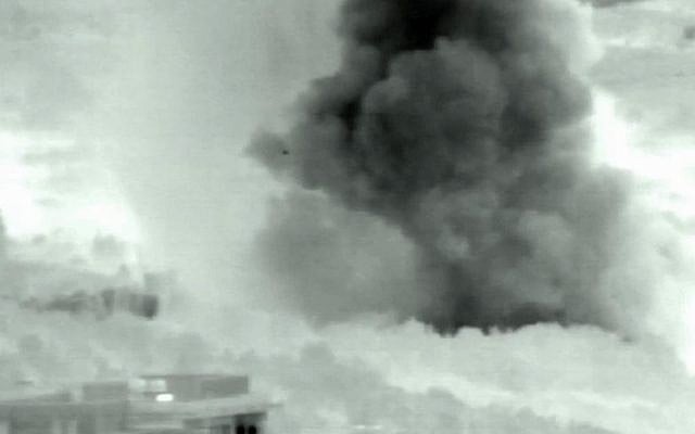 L'armée israélienne fait exploser un tunnel souterrain creusé par le Hezbollah à la frontière avec le Liban, le 20 décembre 2018. (Crédit : unité du porte-parole de l'armée)