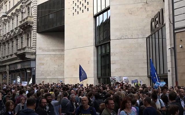 Rassemblement d'étudiants devant l'Université d'Europe centrale, le 4 avril 2017. (Crédit : AFP-TV) Rassemblement d'étudiants devant l'Université d'Europe centrale, le 4 avril 2017. (Crédit : AFP-TV)