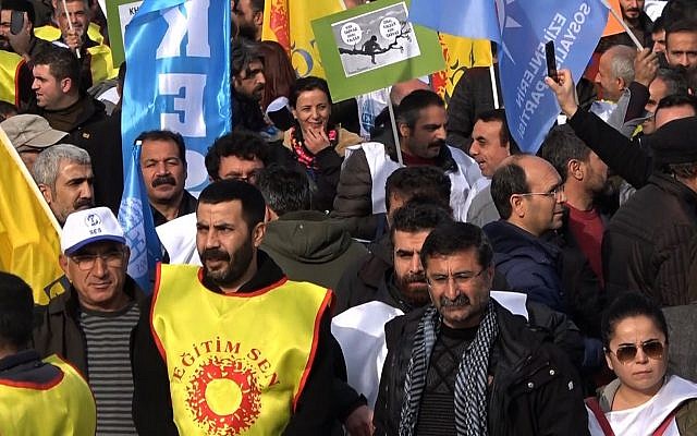 Quelques milliers de personnes ont manifesté à Diyarbakir, dans le sud-est de la Turquie, pour protester notamment contre la forte hausse des prix ces derniers mois, certains saluant au passage les manifestations en France des « gilets jaunes », le 16 décembre 2018. (Crédit : AFPTV)