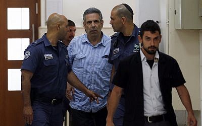 Gonen Segev, ancien ministre du gouvernement israélien inculpé d'espionnage pour le compte de l'Iran, est présenté devant le tribunal de district de Jérusalem, le 5 juillet 2018. (Crédit : Ronen Zvulun/Pool Photo via AP)