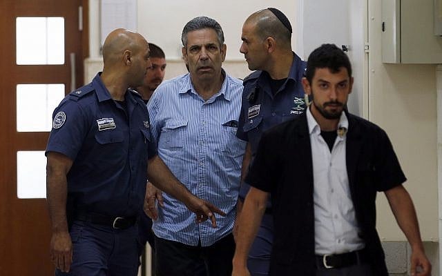 Gonen Segev, ancien ministre du gouvernement israélien inculpé d'espionnage pour le compte de l'Iran, est présenté devant le tribunal de district de Jérusalem, le 5 juillet 2018. (Crédit : Ronen Zvulun/Pool Photo via AP) Gonen Segev, ancien ministre du gouvernement israélien inculpé d'espionnage pour le compte de l'Iran, est présenté devant le tribunal de district de Jérusalem, le 5 juillet 2018. (Crédit : Ronen Zvulun/Pool Photo via AP)