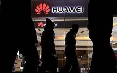 Des piétons passent devant un magasin de détail Huawei à Pékin le jeudi 6 décembre 2018.  (AP Photo/Ng Han Guan)