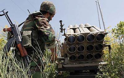 Un combattant du Hezbollah derrière un lance-roquettes vide, le 22 mai 2010 (Crédit : AP/Hussein Malla)