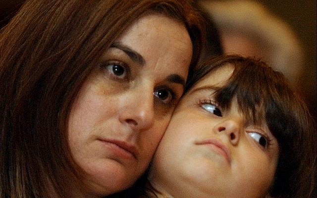 Rona Ramon, (à gauche) et sa fille Noa, à Cocoa Beach, en Floride, avant le lancement de la navette spatiale Columbia, le 15 janvier 2003. (Crédit : AP Photo/Alan Diaz, Archives)