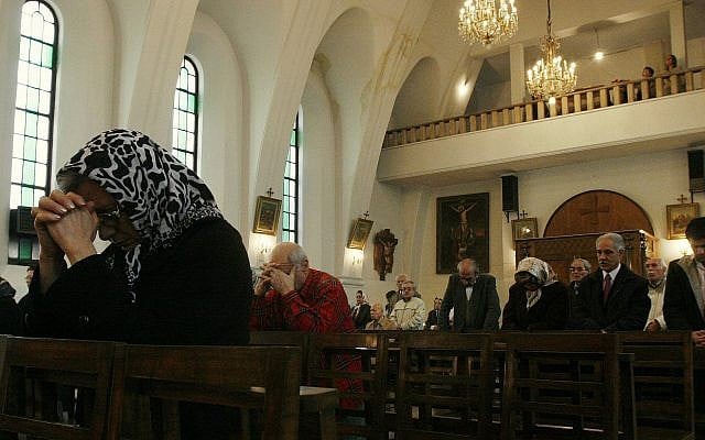 Illustration : Des chrétiens iraniens à la messe de noël dans une église de Téhéran, en Iran, le 25 décembre 2017 (Crédit : AP Photo/Vahid Salemi) Illustration : Des chrétiens iraniens à la messe de noël dans une église de Téhéran, en Iran, le 25 décembre 2017 (Crédit : AP Photo/Vahid Salemi)