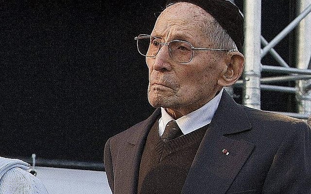Georges Loinger durant une cérémonie lors de la journée de commémoration de la Shoah aux abords du siège de l'ONU à Genève, place de la Nation, en Suisse, le 20 avril 2009 ( Crédit :AP Photo/Keystone, Salvatore Di Nolfi) Georges Loinger durant une cérémonie lors de la journée de commémoration de la Shoah aux abords du siège de l'ONU à Genève, place de la Nation, en Suisse, le 20 avril 2009 ( Crédit :AP Photo/Keystone, Salvatore Di Nolfi)