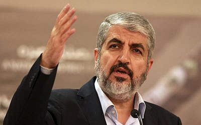L'ex-chef du Hamas, Khaled Mashaal, s'exprime à Doha, le 28 août 2014. (Crédit : AP/Osama Faisal)