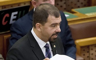 Istvan Szavay du parti de droite Jobbik de l'opposition lors d'un débat au parlement de Budapest, en Hongrie, le 19 avril 2017 (Crédit : Szilard Koszticsak/MTI via AP)
