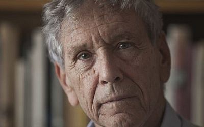 L'écrivain israélien Amos Oz à son domicile de Tel Aviv, en novembre 2015. (Crédit : AP/Dan Balilty)