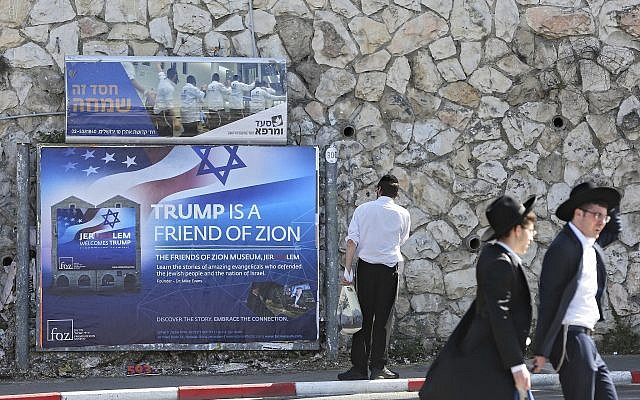Illustration : Des Juifs ultra-orthodoxes passent devant un panneau d'affichage souhaitant la bienvenue au président américain Donald Trump avant sa visite, à Jérusalem, le 19 mai 2017. (AP Photo/Oded Balilty) Illustration : Des Juifs ultra-orthodoxes passent devant un panneau d'affichage souhaitant la bienvenue au président américain Donald Trump avant sa visite, à Jérusalem, le 19 mai 2017. (AP Photo/Oded Balilty)