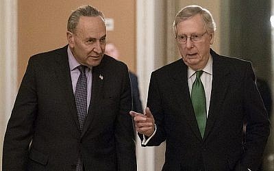 Le chef de la minorité démocrate au Sénat américain Huck Schumer, et le chef de la majorité républicaine Mitch McConnell à Washington, le 7 février 2018. (Crédit : AP Photo/J. Scott Applewhite)