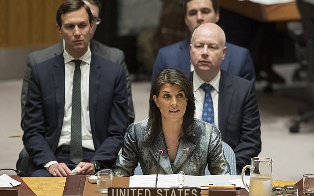Nikki Haley s'exprime durant une réunion du Conseil de sécurité sur la situation israélo-palestinienne avec les négociateurs Jared Kushner (à gauche) et Jason Greenblatt,,(à droite), derrière elle, le 20 février 2018 à l'ONU. (Crédit : AP/Mary Altaffer) Nikki Haley s'exprime durant une réunion du Conseil de sécurité sur la situation israélo-palestinienne avec les négociateurs Jared Kushner (à gauche) et Jason Greenblatt,,(à droite), derrière elle, le 20 février 2018 à l'ONU. (Crédit : AP/Mary Altaffer)