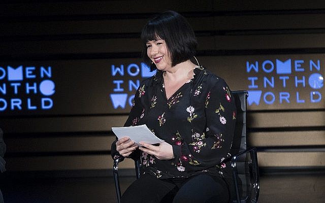 Le chroniqueuse du New York Times Michelle Goldberg lors d'une interview avec  Margaret Atwood (absente de l'image) au neuvième sommet des Femmes du monde à New York, le 13 avril 2018 (Crédit : AP/Mary Altaffer)