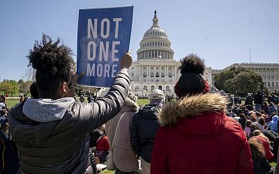 À la suite de la fusillade survenue en février dans une école secondaire de Parkland, en Floride, plusieurs centaines d'élèves se rassemblent sur la pelouse ouest du Capitole pour appeler à mettre fin à la violence armée dans les écoles, à Washington, le vendredi 20 avril 2018. (AP/J. Scott Applewhite)