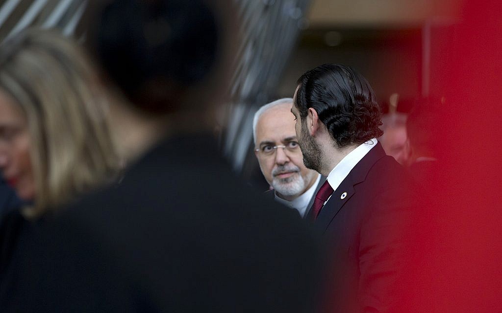 Le ministre iranien des Affaires étrangères Mohammad Javad Zarif, (au centre), s'entretient avec le Premier ministre libanais Saad Hariri, (à droite), après une photo de groupe prise lors d'une conférence "Soutenir l'avenir de la Syrie et de la région" au bâtiment Europa à Bruxelles, le mercredi 25 avril 2018. (AP Photo/Virginia Mayo)