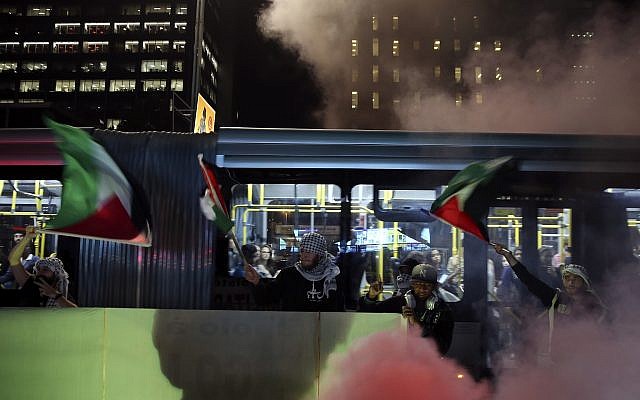 Des manifestants brandissent des drapeaux palestiniens pour protester contre les émeutes à Gaza à le transfert de l'ambassade américaine à Jérusalem, à Sao Paulo, au Brésil, le 15 mai 2018. (Crédit :AP/Andre Penner)
