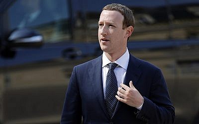 Mark Zuckerberg, PDG de Facebook, à son arrivée le 23 mai 2018 au Palais de l'Elysée à Paris pour rencontrer Emmanuel Macron, Président de la République française, après le sommet "Tech for Good". (AP Photo/Francois Mori)