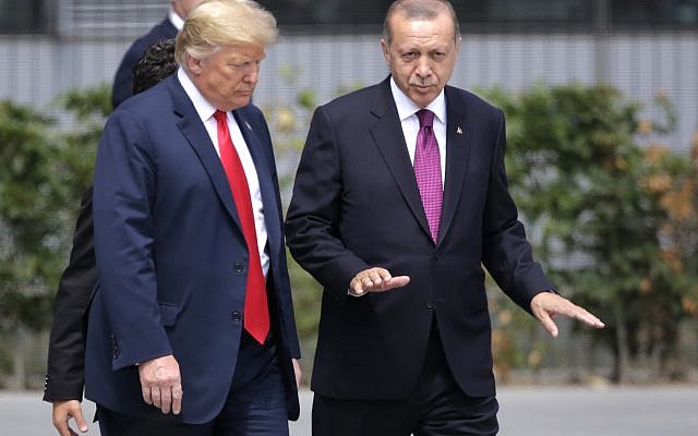 Le président américain Donald Trump, à gauche, s'entretient avec le président turc Recep Tayyip Erdogan lors d'un sommet des chefs d'État et de gouvernement réunis au siège de l'OTAN à Bruxelles, le mercredi 11 juillet 2018. (Crédit : AP / Markus Schreiber) Le président américain Donald Trump, à gauche, s'entretient avec le président turc Recep Tayyip Erdogan lors d'un sommet des chefs d'État et de gouvernement réunis au siège de l'OTAN à Bruxelles, le mercredi 11 juillet 2018. (Crédit : AP / Markus Schreiber)