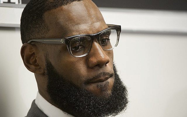 LeBron James écoute une question lors d'une conférence de presse après la cérémonie d'inauguration de l'école "I Promise" à Akron, en Ohio, le 30 juillet 2018. (AP Photo/Phil Long, Fichier)