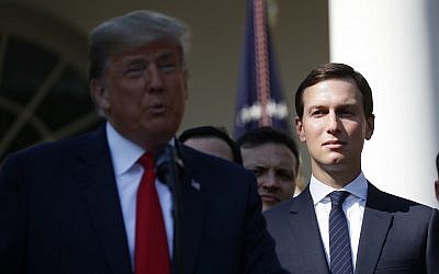 Le conseiller à la Maison Blanche Jared Kushner, et son beau-père, le président américain Donald Trump, qui annonce un nouvel accord de libre-échange pour l'Amérique du nord, dans la roseraie de la Maison Blanche à Washington, le 1er octobre 2018. (Crédit :AP/Pablo Martinez Monsivais)