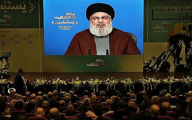 Des militants de l'organisation terroriste du Hezbollah, soutenue par l'Iran, écoutent le discours du dirigeant du Hezbollah Hassan Nasrallah, via une liaison vidéo, lors d'un rassemblement marquant la Journée des martyrs du Hezbollah, dans une banlieue sud de Beyrouth au Liban, le 10 novembre 2018. (AP Photo/Bilal Hussein) Des militants de l'organisation terroriste du Hezbollah, soutenue par l'Iran, écoutent le discours du dirigeant du Hezbollah Hassan Nasrallah, via une liaison vidéo, lors d'un rassemblement marquant la Journée des martyrs du Hezbollah, dans une banlieue sud de Beyrouth au Liban, le 10 novembre 2018. (AP Photo/Bilal Hussein)