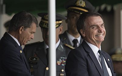 Le président élu du Brésil, Jair Bolsonaro, sourit en assistant à la cérémonie de remise des diplômes des cadets de l'Armée à l'Académie militaire des Agulhas Negras à Resende, Brésil, le 1er décembre 2018. (AP Photo/Leo Correa)