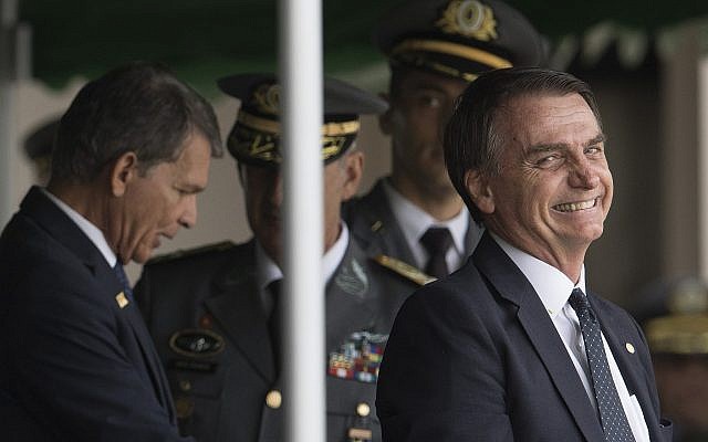 Le président élu du Brésil, Jair Bolsonaro, sourit en assistant à la cérémonie de remise des diplômes des cadets de l'Armée à l'Académie militaire des Agulhas Negras à Resende, Brésil, le 1er décembre 2018. (AP Photo/Leo Correa)