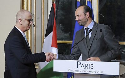 Le Premier ministre français Edouard Philippe, à droite, serre la main du Premier ministre de l'Autorité palestinienne Rami Hamdallah lors d'une conférence de presse à Paris, le vendredi 7 décembre 2018. (Crédit : Jacques Demarthon, Pool via AP) Le Premier ministre français Edouard Philippe, à droite, serre la main du Premier ministre de l'Autorité palestinienne Rami Hamdallah lors d'une conférence de presse à Paris, le vendredi 7 décembre 2018. (Crédit : Jacques Demarthon, Pool via AP)