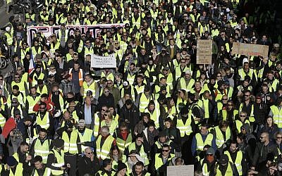 Des manifestants en gilet jaune défilent le samedi 8 décembre 2018 à Marseille, dans le sud de la France. (Crédit : AP / Claude Paris)