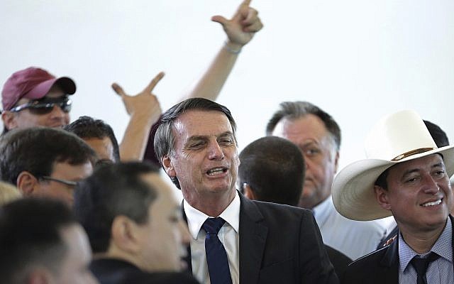 Le président-élu brésilien, au centre, à Brasilia, le 11 décembre 2018. (Crédit : AP/Eraldo Peres) Le président-élu brésilien, au centre, à Brasilia, le 11 décembre 2018. (Crédit : AP/Eraldo Peres)