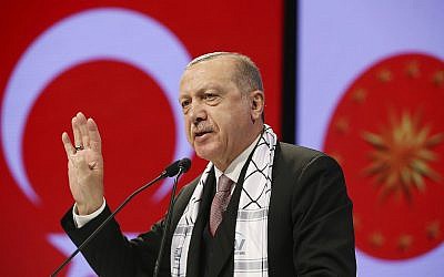 Le président turc Recep Tayyip Erdogan s'adresse aux parlementaires musulmans pendant une rencontre consacrée à Jérusalem à Istanbul, le 14 décembre 2018 (Crédit : Service de presse présidentiel via AP, Pool)