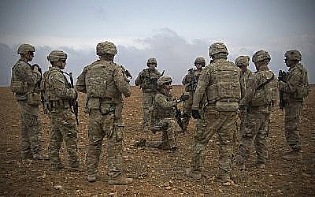 Les soldats américains se retrouvent pour un briefing pendant un exercice conjoint de patrouille à  Manbij, en Syrie, le 7 novembre 2018 (Crédit : Armée américaine by Spc. Zoe Garbarino via AP)