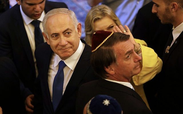 Benjamin Netanyahu, (à gauche), et le président brésilien élu Jair Bolsonaro, lors d'une visite à la synagogue Kehilat Yaacov à Rio de Janeiro, au Brésil, le 28 décembre 2018 (Crédit : Leo Correa/Pool Photo via AP) Benjamin Netanyahu, (à gauche), et le président brésilien élu Jair Bolsonaro, lors d'une visite à la synagogue Kehilat Yaacov à Rio de Janeiro, au Brésil, le 28 décembre 2018 (Crédit : Leo Correa/Pool Photo via AP)