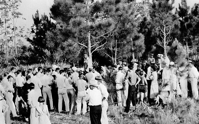 La foule observe le corps de Rubin Stacy,  32 ans, pendu à Fort Lauderdale, après avoir été lynché, le 19 juillet 1935. (Crédit AP)