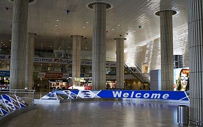 Le terminal des arrivées à l'aéroport international Ben Gurion, le 24 juillet 2014. (Crédit : AP/Dan Balilty)