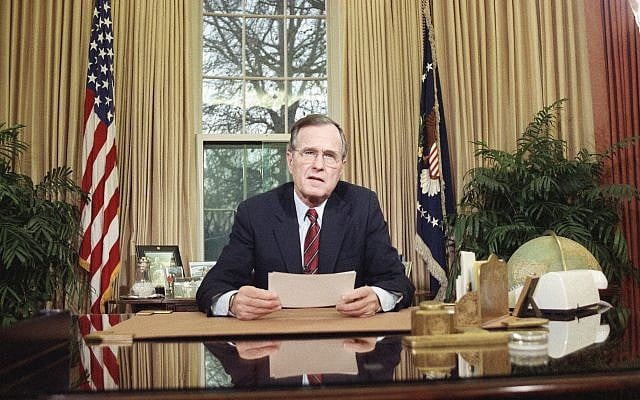 Le mercredi 20 décembre 1989, le président Bush s’adressant à la nation à la télévision depuis le bureau ovale à Washington, alors qu’il explique sa décision de déployer des troupes américaines au Panama. (Crédit : AP / Barry Thumma) Le mercredi 20 décembre 1989, le président Bush s’adressant à la nation à la télévision depuis le bureau ovale à Washington, alors qu’il explique sa décision de déployer des troupes américaines au Panama. (Crédit : AP / Barry Thumma)
