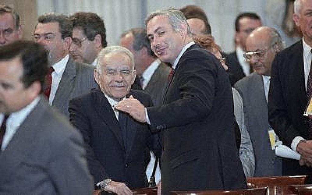 Le Premier ministre Yitzhak Shamir, à gauche, avec Benjamin Netanyahu, membre de la délégation israélienne, avant l'ouverture de la conférence sur la paix au Moyen-Orient de Madrid, le 30 octobre 1991 (Crédit : AP Photo/Denis Paquin) Le Premier ministre Yitzhak Shamir, à gauche, avec Benjamin Netanyahu, membre de la délégation israélienne, avant l'ouverture de la conférence sur la paix au Moyen-Orient de Madrid, le 30 octobre 1991 (Crédit : AP Photo/Denis Paquin)