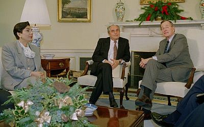 Le président américain George H. Bush rencontre les membres d'une délégation palestinienne avec la porte-parole Hanan Ashrawi, à gauche, et le docteur Faisal Husseini, dans le bureau ovale de la Maison Blanche (Crédit : AP/Dennis Cook)