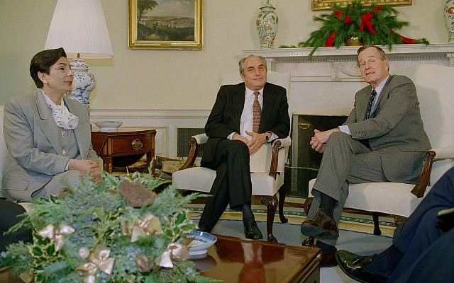 Le président américain George H. Bush rencontre les membres d'une délégation palestinienne avec la porte-parole Hanan Ashrawi, à gauche, et le docteur Faisal Husseini, dans le bureau ovale de la Maison Blanche (Crédit : AP/Dennis Cook)